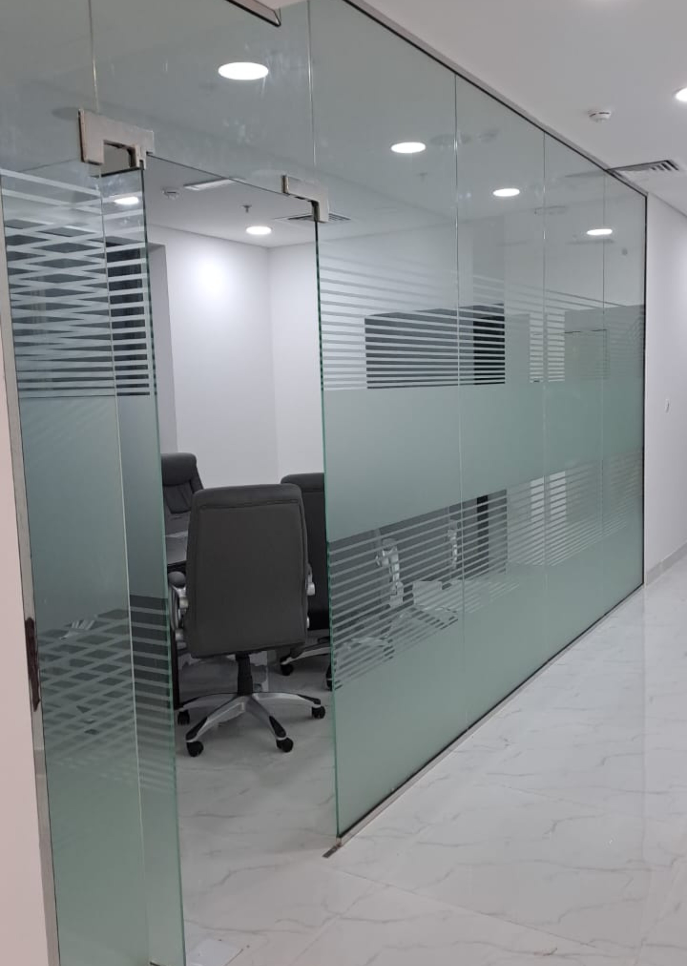 Frameless Acoustic Glass Partitions & Meeting Rooms